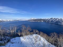 この青さっ！
摩周湖から降りてくる時に、道端に何かあるな？と思って、
近くに行ったらキタキツネだっ！
後ろに車もいなかったので減速したら、走って寄ってきた・・・
可愛いんだけど、野生でエサを貰ったことが有るんだろうなぁ。
運転してたので、写真はなし・・・