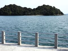 坂越湾に到着しました。見えるのは生島（いきしま）です。〝 生島樹林 ” として国の天然記念物指定されています。
昔から神域としてひとの立ち入りがなく、原始の森が保たれてきました。