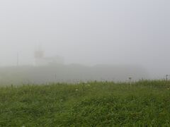 昨日立ち寄った花咲岬にもう一度立ち寄ります。霧がかかって幻想的ですね。
