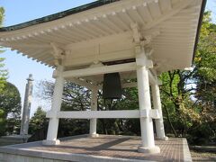 9:45-10:05　61番札所 香園寺(こうおんじ)（愛媛県西条市小松町）鐘楼堂
真言宗 御室派、栴檀山(せんだんさん) 教王院(きょうおういん)。

鐘を一突きして、仏様にご挨拶をします。