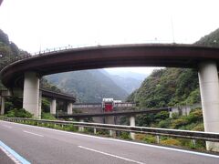 国領川沿いの渓谷、別子ラインを進むと、青龍橋（ループ橋）があります。
ループ橋の中にダムが見えました。
