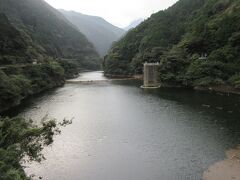 別子の湖(鹿森ダム湖)（愛媛県新居浜市立川町）
小女郎川を鹿森ダムによってせき止めてできた湖です。
別子ラインの渓谷と合わせて、春の新緑と秋の紅葉の時期に来ると良さそう。
