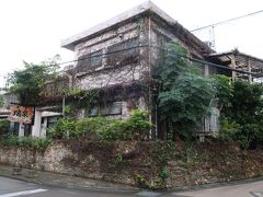 ゆいレールで首里駅まで移動して観光スタートです。首里城公園に行く前に瑞泉酒造というお店を訪れます。ここは琉球王府の泡盛職・喜屋武家を始祖に、首里崎山の城下町で1887年（明治20年）に創業した酒造です。県内に数多くある酒造所の中でも老舗として知られ、現在でも首里を拠点に父祖伝来の手技を用いて多くの名品を世に送りだしています。