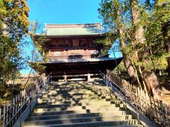 ホット一息ついたところで、北鎌倉駅の横の円覚寺に行きましょ。階段を登ります。