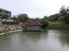 首里城の北の城壁のすぐ外側に、石垣で囲まれた円鑑池と弁財天堂があります。
この池は1502年に造られました。