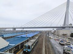 青森駅に到着。
私が乗る車両ではないが、小雨の降る中、青い森鉄道が待機しておりました。