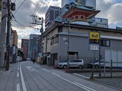 御供所通りを進む

赤い三重の塔が目を引く東長寺
入口は反対の道路　大博通り側
バス乗車時祇園バス停近くで目に入ります。