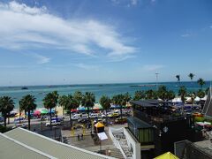 レストラン？のようなフードコート？のようなところから、写真が撮れました！。

こちらの方が、ガラス越しじゃないから、良く撮れる！！！。

青い海だよー！！！。
キレイです♪。