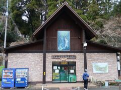 御橋のたもとにある高千穂峡淡水魚水族館は小さな水族館。300円で五ヶ瀬川の淡水魚が観られます