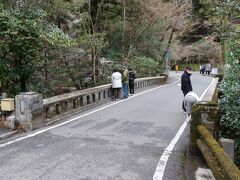 御塩井駐車場に車を停めて、五ヶ瀬川に架かる御橋を渡って高千穂峡へ
