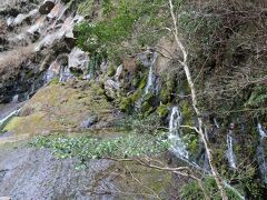 月形の下方の崖から染み出す滝が玉垂れの滝。この地区の水源になっており、間際は柵があります