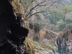 柱状節理の仙人屏風岩はかろうじて、滝見台から斜めに見える程度です。正面から見たかったです