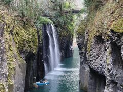 この滝見台から見る、高千穂峡を流れる五ヶ瀬川の渓谷に真名井の滝が落ちる風景が誰もが見たことがある一番有名な高千穂峡の景色。ほんとに感動する風景です