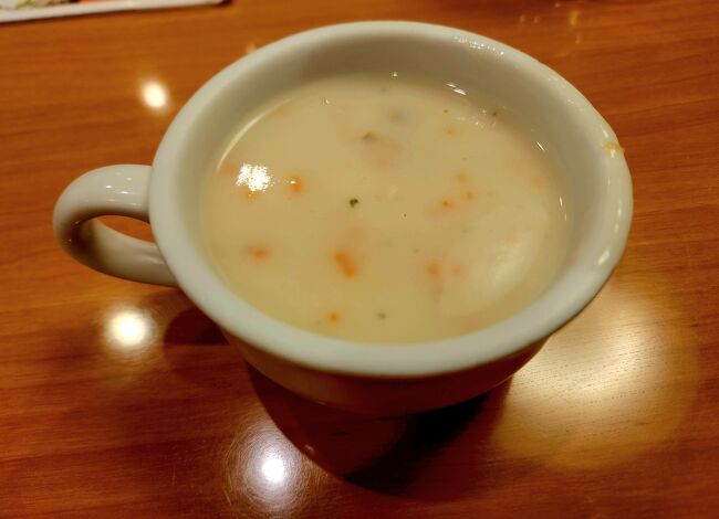 〈スープBarセット〉590円で1杯目は〈クラムチャウダー〉にしました。シアトル以来でしたが美味しかったです。