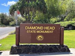 ■ダイヤモンドヘッド (Diamond Head State Monument)

ハワイには何度か訪れていますが、ダイヤモンドヘッドに登ったことがなかったので、今回チャレンジしてみました。

アラモアナからThe Busの「2」番系統に乗車しモンサラット通りで途中下車し、ダイヤモンドヘッドの入口へ。

バス停はダイヤモンドヘッドの登山口から少し離れたところにあるので、登山口まで10分ほど歩きます。タクシーやレンタカー、トロリーなら登山口の近くまでアクセス可能です。