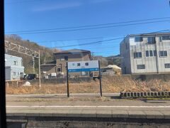 　金沢駅で後ろ3両切り離して6両編成で出発、津幡駅を通過します。