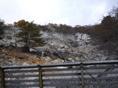 宿に向かいます。
宿の前には火口跡が。
今でも水蒸気が立ち上ります。
山の上とかじゃなくてこんな道のそばで見られるのすごいですね。