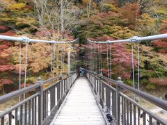 大沼の後は、お風呂で会った人に、紅葉見られますよ！と教えてもらったもの語り館に。
中にお店があったりカフェがあったりするんですが、川沿いにあって橋の向こうにわたることができます。ここがそこそこ紅葉してました。