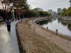 【愛河沿いを散策 高雄 2024/02/15】

もうすぐ帰国するので整体に行きました。
聖体の先生からは、「一日1万ぽ歩いてください」とアドバイスを受けました。早速、愛河沿いを散策してきました。
愛河沿いのサイクリングロード＆遊歩道の反対側に邸宅跡（？）を偶然的に発見。ネットで調べましたが、詳細は判りませんでした。11300歩歩きました。
高雄で整体の先生と歯医者の先生に出会えて幸せです。