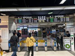 朝ご飯は駅構内のファミマでサンドイッチと牛乳を購入して早速台湾鉄道へ。
台湾鉄道はMRTと異なって飲食OKなのがありがたい。
この改札，日本と見た目そっくり。
ちなみに基本的な電車は右側通行だけれど，台湾鉄道は日本統治時代の線路なので左側通行なのです。