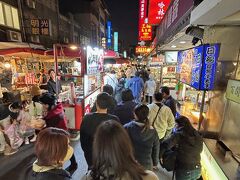 この日は饒河街観光夜市へ。
ここの夜市はとにかく長い！