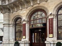 ウイーン2日目は老舗カフェ「Cafe Central」からスタート。
ウイーンはカフェ文化も豊かで、エスプレッソをはじめ、カプチーノやカフェラテ、はたまたマリアテレジアという、お酒の入ったコーヒーなどもいくつかあります。
長い歴史を持ち2011年にはユネスコ無形文化遺産にも登録されたウィーンのカフェ文化ですが、現在はこのような伝統的なカフェとともにお洒落でモダンなカフェも多く存在します。ともに1人でも、友人知人や家族と一緒にでも、ともにゆったり寛げる憩いの場。
ちなみに昔、日本のいわゆる喫茶店で「ウィンナーコーヒー」というメニューがありましたが、ウィーンにはそんな名前のコーヒーはありません。ウィーンでは、泡立てた生クリームがのった「アインシュペナー」というコーヒーが一番それに近いようですが、どうしてそれを「ウィンナーコーヒー」と呼んだのかは定かではありません。