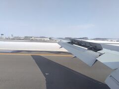 旭川空港に到着。
旭川も暖かく、プラス8℃。