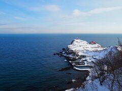 この展望台から見える景色が、素晴らしい。
岬の突端にある、紅白の日和山灯台。そして、かつての鰊漁の富で建てられた「にしん御殿」。