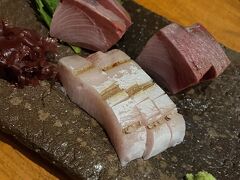 細い通路の奥にある居酒屋さん

子供もOKなのが嬉しい
今日はブリのお造りと