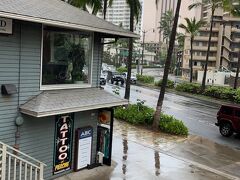 さ！ご飯食べにいきましょう！
って、雨…傘いるほどでもないですけど、まぁまぁ濡れる…

ホテル近場の「GOOFY Cafe & Dine」へ。
早く店に入りたくて写真を取り忘れる…(ーー;)