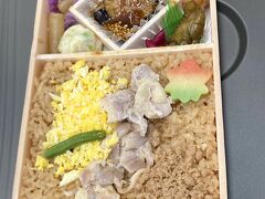 
田沢湖駅のNewDaysで、大館の花膳「比内地鶏　鶏めし」を見つけました。鶏に旨みがあって、美味しいです。
