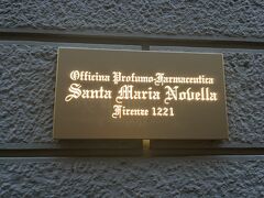 教会の後、私がずーっと行きたかったサンタマリアノヴェッラ薬局へ。

世界最古の薬局らしいです。

