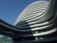 ザハ氏特有の有機的な曲線が歪んだ空間を構成しこれまでに感じたことのない視覚体験に引き込まれる。