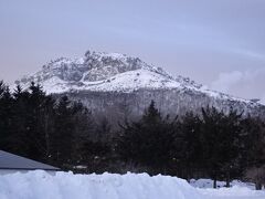 硫黄山です。かつてはここで採れる硫黄を輸出していたそうです。そのため、北海道では2番目となる鉄道（釧路鉄道）が1887年に開通し、釧路へ硫黄を運んでいました。その後鉄道は休止になり、現在の釧網線の弟子屈標茶間になっています。