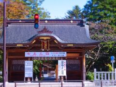 こちらが「諏訪神社」の表玄関門。
歴史は大変古く、大化4年（648）鎮座と伝え
られております。
