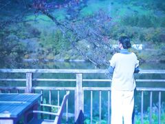 お風呂上りに咲花温泉街の水上テラスで一服。
阿賀野川の流れを観ながらしばし寛ぐ。
今回もオナカイッパイの濃い旅を過ごした。
新潟はホントニ奥深いお宝文化の宝庫のようで
尽きることのない愉しみがイッパイだ！
もう一度新発田をオシゴトで訪れる予定もある
ので、次回はこの辺りを中心に周ってみたいなど
と企てがまたフツフツと・・・（笑）。

今回も最後までおつきあいあろがとうございま
した！！

Ｑ太郎