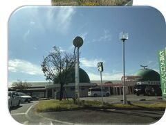 此処が凄いんです「メロン」の形をした建物「国道325号線」

遠くから目立っていて、立ち寄りました。
先程、買い物をしてしまったので、見ただけ・・農産物は買えないし。。
メロンソフト悩んだけど・・その前に食べた栗団子で別腹無し＾＾；