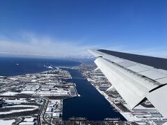 羽田空港で友人と待ち合わせ。
この日、午後から東京は雪マーク。
午後便には注意マークがありましたが朝の便だったので問題なく飛び立ててホッ。
あっという間に千歳空港到着。
電車で札幌駅へ。