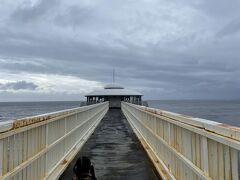 海の上の歩道橋を渡って行きます。天気が良ければ最高の眺めなんだろうな。