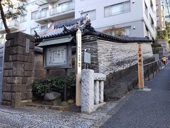 三分坂
　相鉄フレッサイン東京赤坂から徒歩５分くらいのところにあります。
　報土寺の素敵な築地塀がある坂道です。
　築地塀は、港区の文化財となっています。