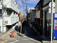 山手線の側道を歩く