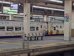 基本の集合は東京駅だったけど、大宮駅からもOKということで大宮駅を選択しました。
ディズニーラッピングの新幹線なんてあるのね。
知らなかった。
