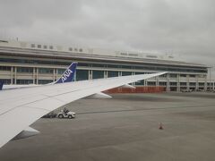 那覇空港には、定刻より１７分遅れの12:42に着きました。