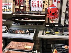 【 Sennichimae Doguyasuji Shopping Street 】
https://www.doguyasuji.or.jp/

厨房機器，什器，包丁，食品サンプル，看板・のれんなど，大阪の食に関するものなら何でも揃う【千日前道具屋筋商店街】。

写真は，お好み焼台・厨房器の【㈱タケウチ】にて撮らせてもらいました。
https://www.k-take.jp/
明日から，たこ焼き屋さん，できそうっすね。明石焼き器もあります。我が家にも一度に18個作れる「電気たこ焼き器」があるよ。最近使ってないけど。
