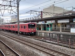 大雄山線を見送りながら列車を待ちます。