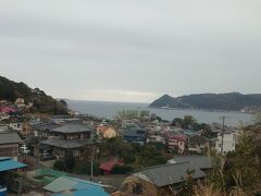 山と海が迫っている景色