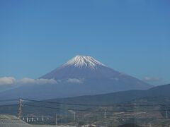 さすがに師走は富士山の見える確率が高い(*^^*)
にしても、毎回ビニールハウス(左下)の屋根が写り込む場所でシャッター押してるのに、いまだ何処だかハッキリ把握出来てません★