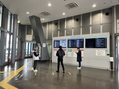 バスターミナルでお手洗いを借ります。場所は違いますが、どうでしょう班が「レッツ号」で熊本へ護送（もとい、旅立った）のがこの三ノ宮のバスターミナルでした。