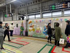 大宮駅にデイズニ―のラッピングが到着。ここで越後湯沢に行くと言ったらてっちゃんでもないからそりゃあビックリしますよ。