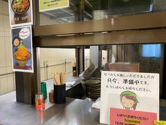 基本的にワンオペなのでしょう。
メニューを眺めながら、仕方ない蕎麦は諦めようと思っていたところ、
「お蕎麦食べますか？」と後から声がかかり、